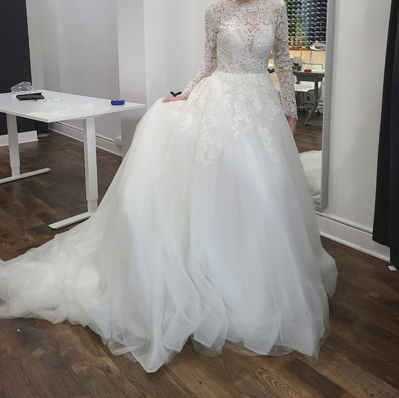 I'm selling a wedding dresses - Picture 2 of 11